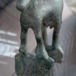 Pequeña escultura en bronce (s. I d.C.) encontrada en la zona de Malpartida de Cáceres. Apoya sus patas delanteras sobre una cartela que expresa la dedicación a Ataecina o Adaegina y se encuentra en el MAN de Madrid.