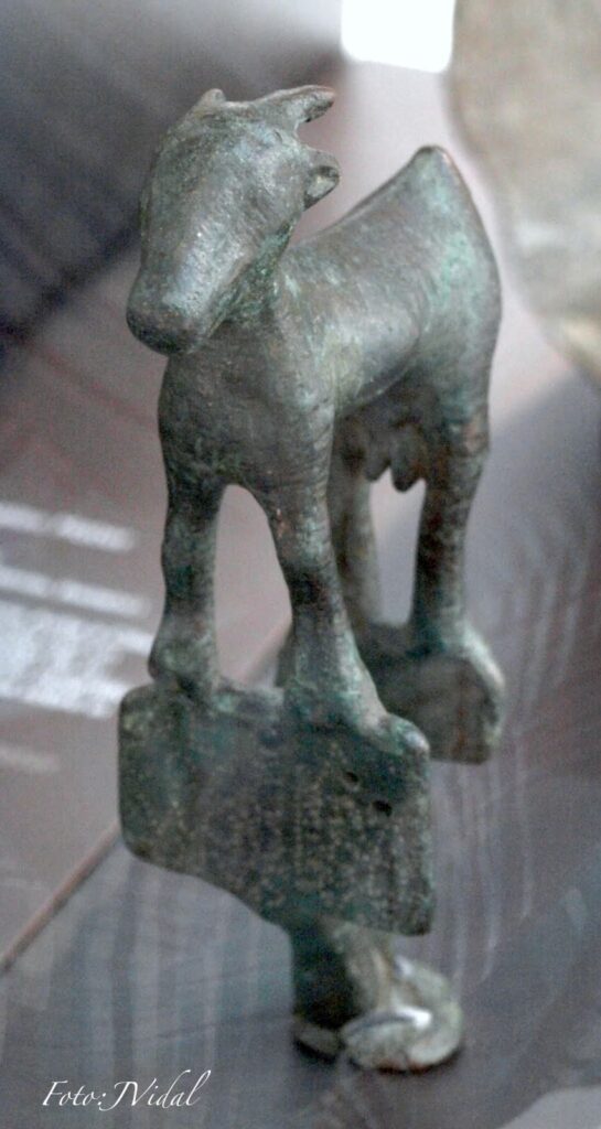 Pequeña escultura en bronce (s. I d.C.) encontrada en la zona de Malpartida de Cáceres. Apoya sus patas delanteras sobre una cartela que expresa la dedicación a Ataecina o Adaegina y se encuentra en el MAN de Madrid.